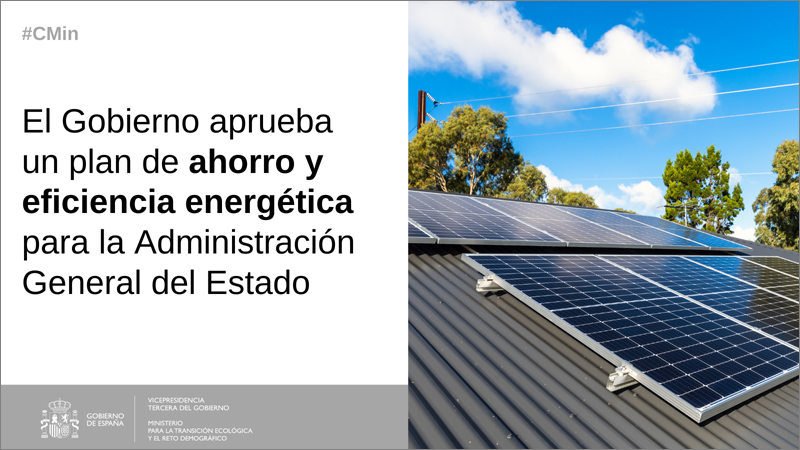 Placas solares instaladas en un tejado y el texto que pone El Gobierno aprueba un plan de ahorro y eficiencia energética para la Administración General del Estado.