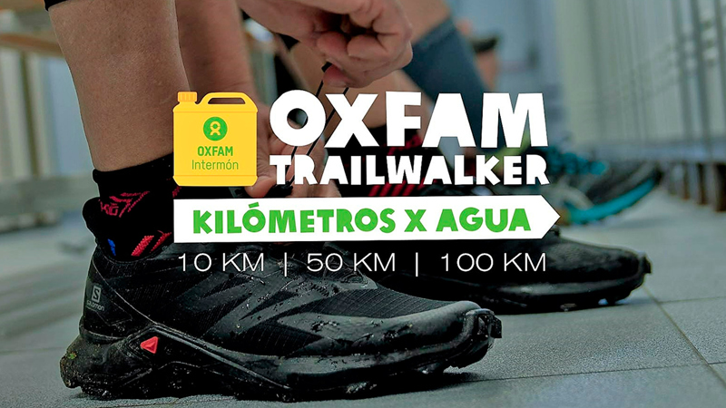 Primer plano de unas zapatillas de running puestas en los pies de un hombre y unas manos atándose los cordones. Encima de la imagen el texto Oxfam Trailwalker kilómetros por agua.
