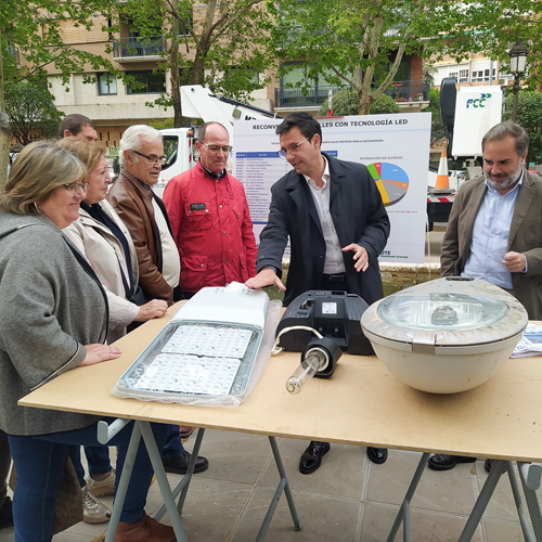 El alcalde de Granada con varios vecinos viendo modelos de luminarias LED por las que se van a sustituir las antiguas.