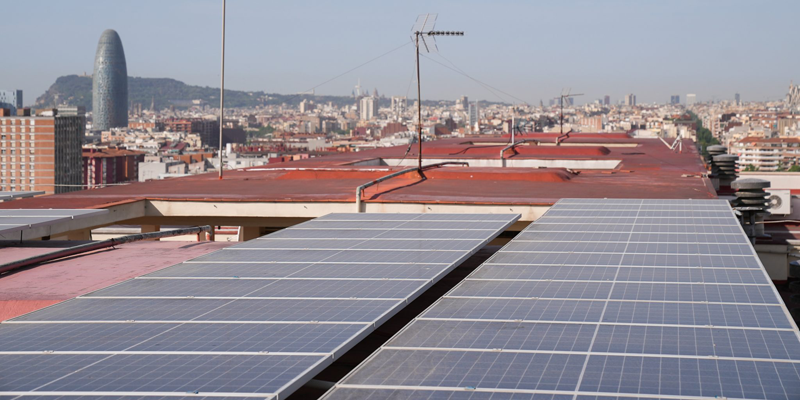 Placas solares en el tejado de un edificio de Barcelona.