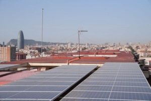 Placas solares en el tejado de un edificio de Barcelona.