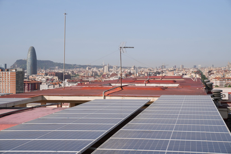 Placas solares en el tejado de un edificio de Barcelona.