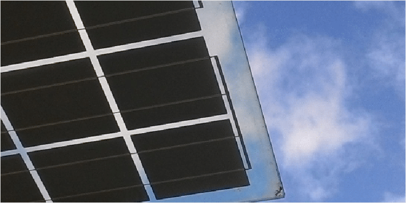 Placas solares instaladas en una estructura y el cielo azul.