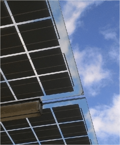 Placas solares instaladas en una estructura y el cielo azul.
