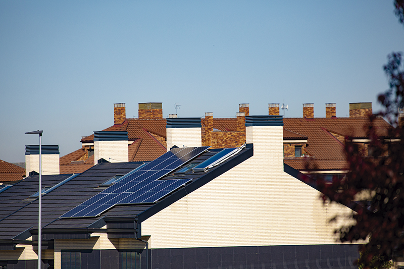 Placas solares instaladas en el tejado de una vivienda de Rivas.