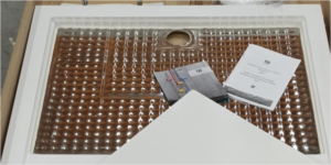 Plato de ducha con recuperador de energía Cerian Shower antes de su instalación.