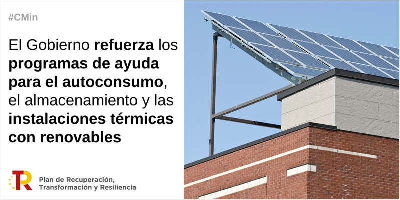 Paneles solares instalados en un tejado y en el margen izquierdo pone que el Gobierno refuerza los programas de ayuda para el autoconsumo, almacenamientos y las instalaciones térmicas renovables.