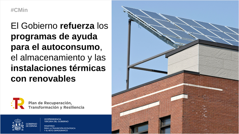 Paneles solares instalados en un tejado y en el margen izquierdo pone que el Gobierno refuerza los programas de ayuda para el autoconsumo, almacenamientos y las instalaciones térmicas renovables. 