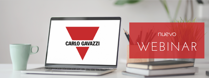 Un portátil encendido y en la pantalla se ve el logo de Carlo Gavazzi, al lado unas plantas y pone nuevo webinar y en la mesa una taza de café.