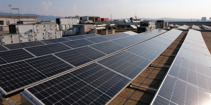Placas solares instaladas en el tejado de un edificio.