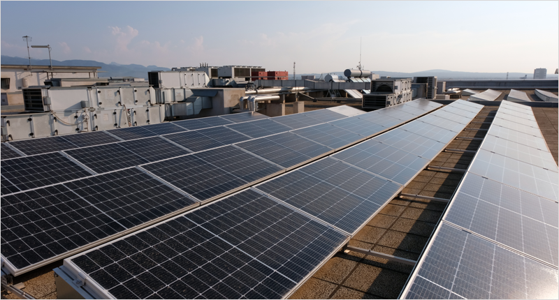 Placas solares instaladas en el tejado de un edificio.