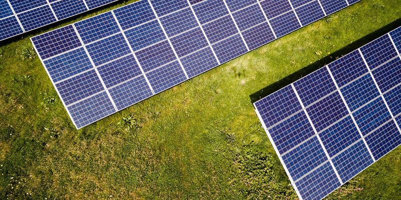 Placas solares instaladas en un campo verde.