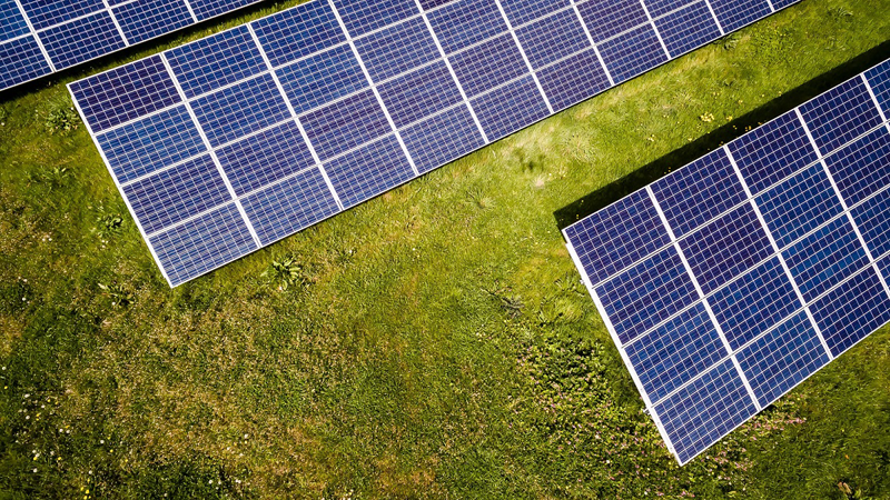 Placas solares instaladas en un campo verde.