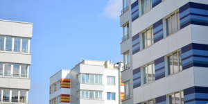 Tres edificios de viviendas de varias alturas.