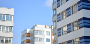 Tres edificios de viviendas de varias alturas.