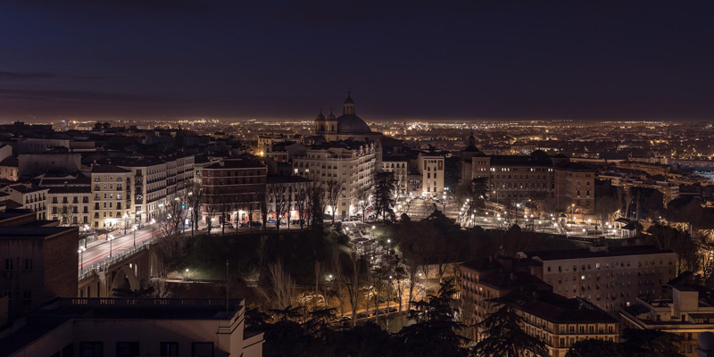 Vista de Madrid de noche con con iluminación encendida.