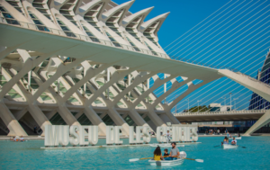 Museo de las Ciencias y en el agua barquitas con gente.
