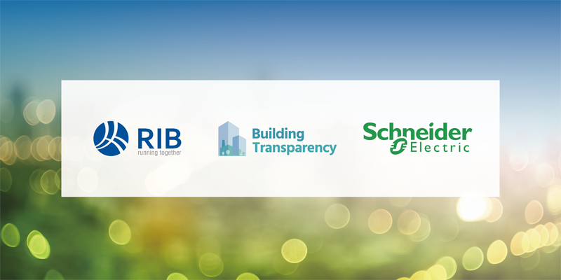 Fondo difuminado con un cielo azul y un campo verde y un texto delante con Schneider Electric, RIB y Building Transparency.