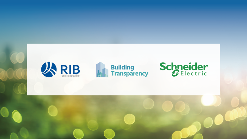 Fondo difuminado con un cielo azul y un campo verde y un texto delante con Schneider Electric, RIB y Building Transparency.