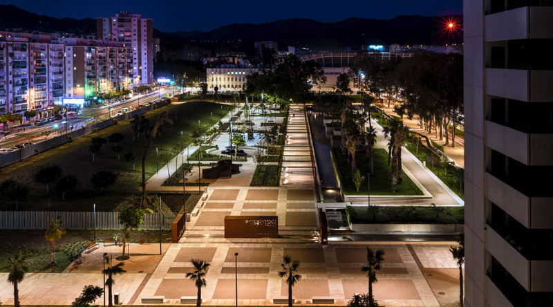 Vista aérea nocturna del Parque Martiricos de Málaga iluminado.
