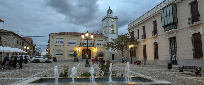 Plaza del municipio de Villarta de San Juan (Ciudad Real) con farolas encendidas.