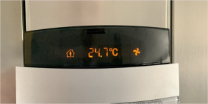 Termostato marcando 24,7ºC.