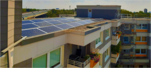 Edificio y en el tejado paneles solares.