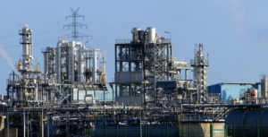 Fábrica industrial imagen completa desde el exterior.