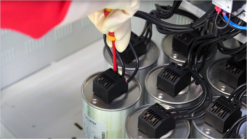 Condensadores en el interior de una batería.
