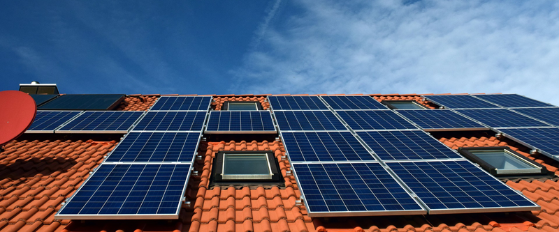 Paneles solares instalados en un tejado.
