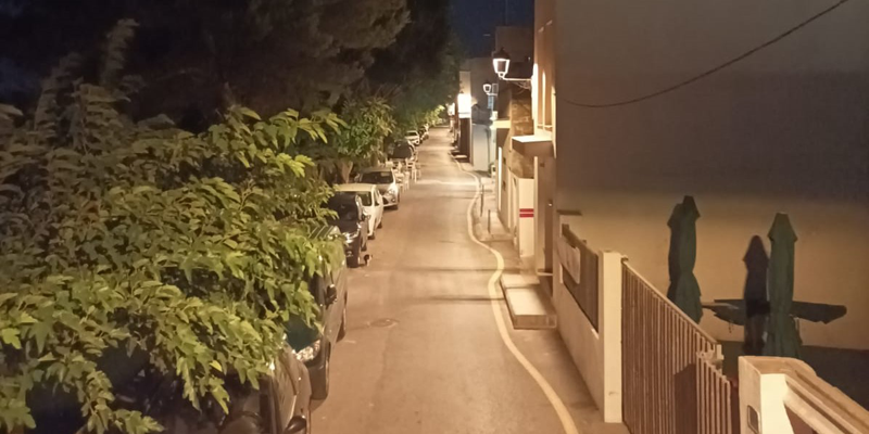 Calle iluminada de noche.