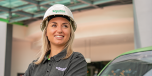 Chica con un gorro de obra de Schneider Electric.