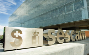 Edificio SESCAM por fuera y las letras en un banco de piedra.