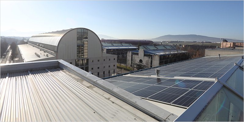 Placas solares instaladas en uno de los tejados del Aulario, en el campus de Arrosadia.