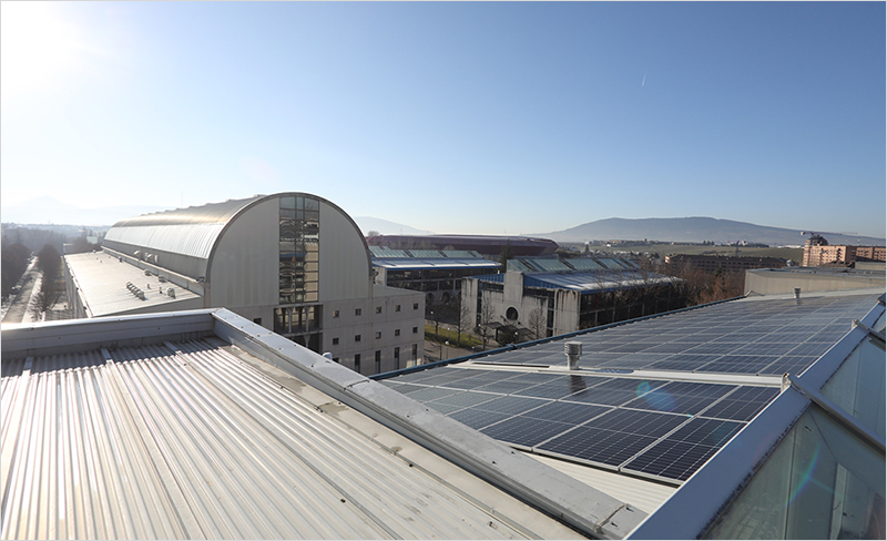 Placas solares instaladas en uno de los tejados del Aulario, en el campus de Arrosadia.