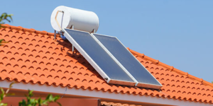 Instalación térmica renovable en un tejado.