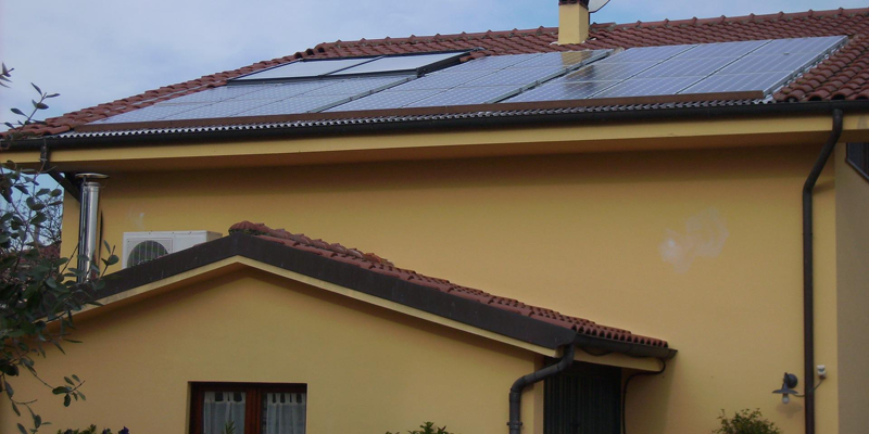 Paneles solares en un tejado de una casa.