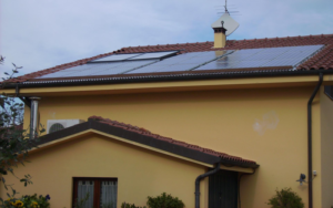 Paneles solares en un tejado de una casa.