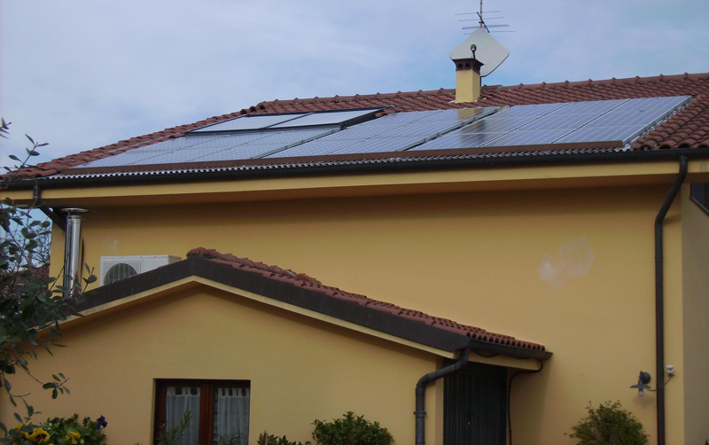 Paneles solares en un tejado de una casa.