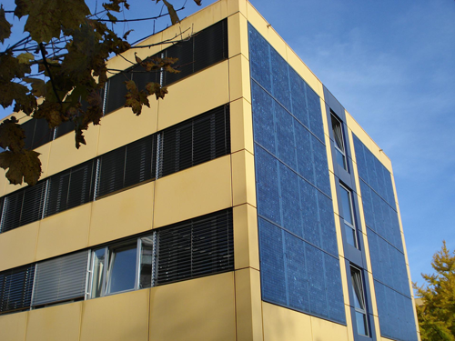 Edificio con placas solares en su fachada.