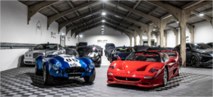 Vehículos de lujo en un almacén con mucha iluminación.