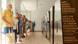 Personas sonrientes en fila dentro de la primera Oficina de la Energía de Valencia.