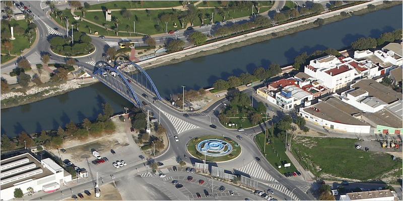 Vista aérea de Chiclana donde se ve la fuente y el puente del VII Centenario.