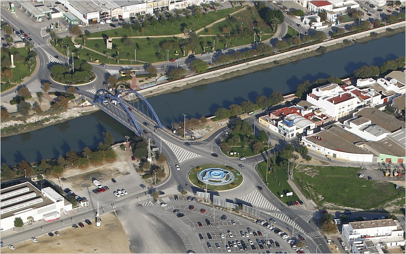 Vista aérea de Chiclana donde se ve la fuente y el puente del VII Centenario.