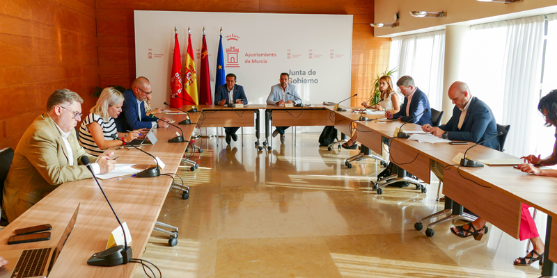 Reunión de miembros de la Junta de Gobierno Local del Ayuntamiento de Murcia.