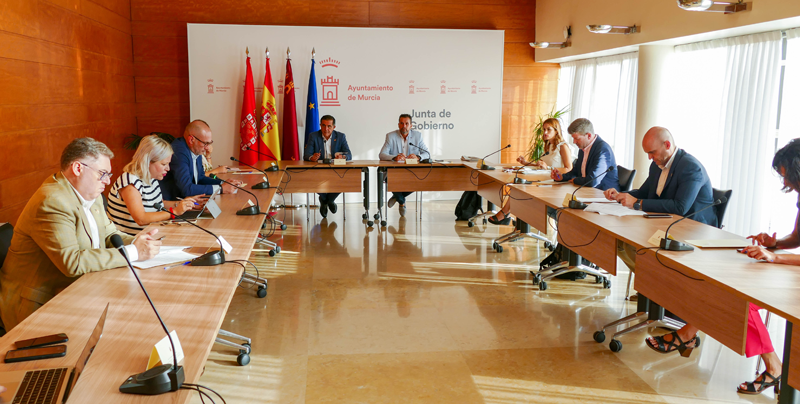 Reunión de miembros de la Junta de Gobierno Local del Ayuntamiento de Murcia.