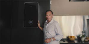 Bertín Osborne junto a la nueva caldera Condens 8700i W de Bosch.