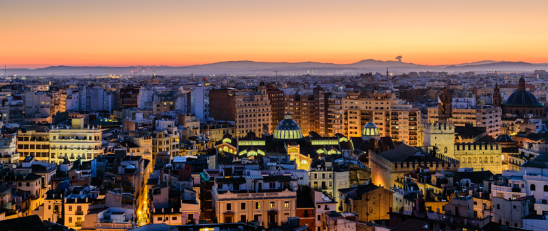 Valencia iluminada por la noche.