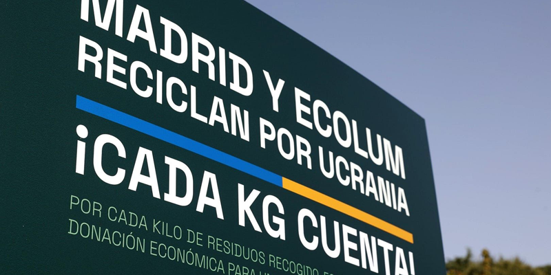 Cartel campaña 'Madrid y Ecolum reciclan por Ucrania'.