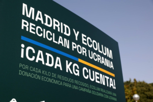 Cartel campaña 'Madrid y Ecolum reciclan por Ucrania'.